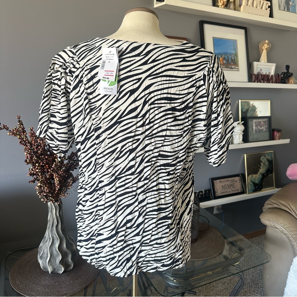 Zebra top in very good condition. NWT